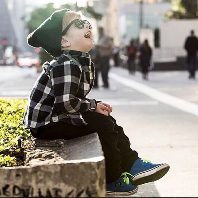  Những chiếc áo pull, áo sơ mi hoặc các loại quần jeans, váy ngắn chất liệu vải dày trong hè vừa thoáng mát, vừa đủ che gió lạnh luôn được các mẹ tận dụng để tạo thành những set đồ street style mới lạ hơn cho bé trong mùa thu, bằng cách kết hợp với phụ kiện như nón len, vòng hoa, khăn choàng …