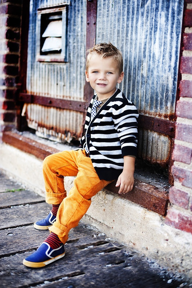 Nếu cardigan thường giúp các cô nhóc thêm ngọt dịu, yêu kiều, thì với các cậu nhóc, áo khoác cardigan góp phần làm cho các bé trong chững chạc, người lớn hơn hẳn.