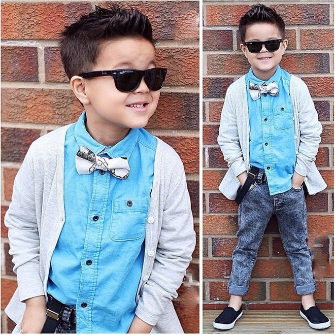 Cậu nhóc trông thật ngầu với áo cardigan khoác hờ kết hợp áo sơ mi và quần jeans phủi bụi.