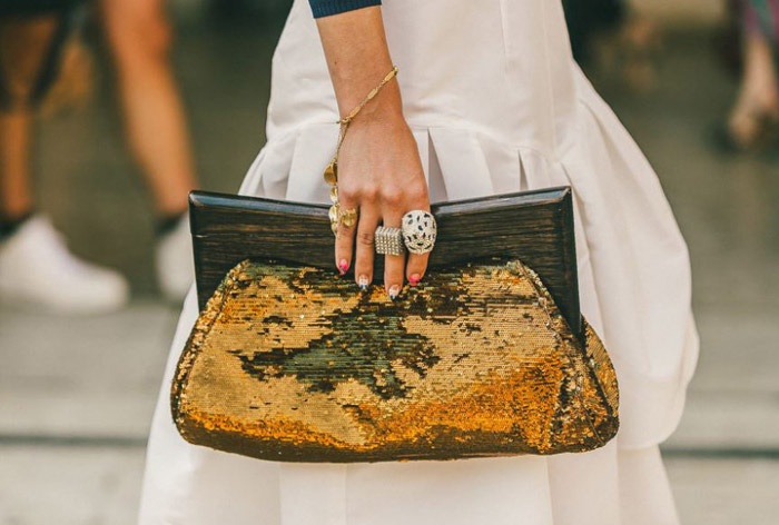 Kết hợp clucth cùng tông là cách nhanh nhất để loại nhẫn ấn tượng này giúp chủ nhân của chúng tỏa sáng giữa phố đông.