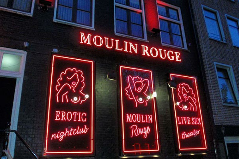 Ở đây, du khách cũng có thể tìm thấy mọi thứ từ các cửa hàng bán đồ chơi, nhà hát, viện bảo tàng… đều liên quan đến tình dục. Bạn có thể thoải mái tham quan, ngắm nhìn các cô gái, tuy nhiên, không được phép chụp ảnh và quay phim.