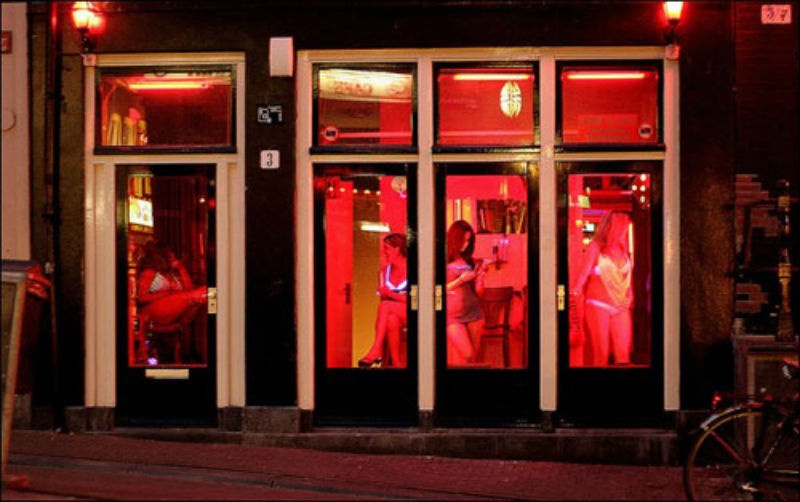 Mặc dù dịch vụ kinh doanh này được công khai ở Amsterdam, nhưng những năm gần đây do sự di cư và buôn bán phụ nữ từ châu Phi, châu Á và Đông Âu tới đây để tìm một cuộc sống lý tưởng, chính quyền thành phố đang xem xét vấn đề quản lý chặt chẽ hơn với khu vực này.