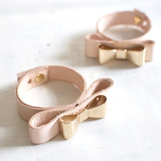 Một điểm cộng cho loại trang sức độc đáo này là việc tự tay chế tạo chúng lại cực kỳ đơn giản và không quá kỳ công. Nếu muốn sáng tác một chiếc vòng tay đáng yêu tương tự kiểu vòng màu nude này, bạn chỉ cần trải qua 8 bước thực hiện đơn giản sau đây.