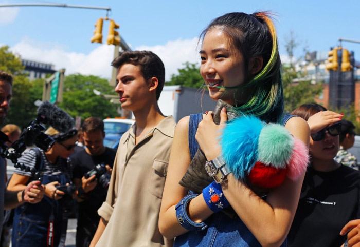 Đây cũng là cách để những khách mời sành điệu khẳng định gu ăn mặc đẳng cấp trước một rừng ống kính của hàng loạt tờ báo thời trang danh tiếng.