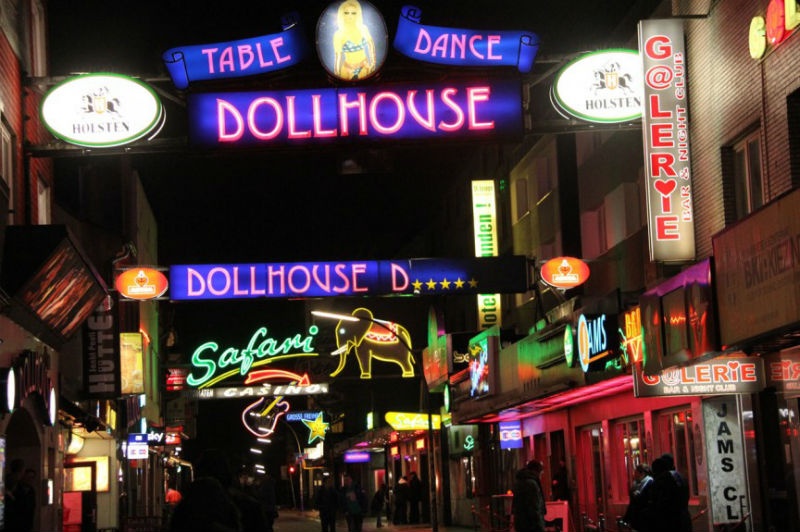 3. Reeperbahn, Hamburg – Đức: Nằm trên đường St Pauli của Hamburg, Reeperbahn là quê hương của những nhà thổ lớn nhất và nổi tiếng nhất ở Đức. Trong thế kỷ 19, chính quyền Hamburg đã cấm kinh doanh các dịch vụ giải trí ở khu vực này. Tuy nhiên, do nhiều thủy thủ đóng quân gần đó và một trung tâm thương mại nổi lên, gái “bán hoa” quay trở lại tiếp tục hoạt động.