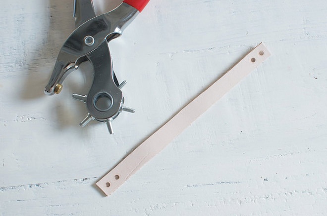 Bước 3: Dùng kềm bấm 2 lỗ ở mỗi 2 đầu miếng dây da dài nhất.