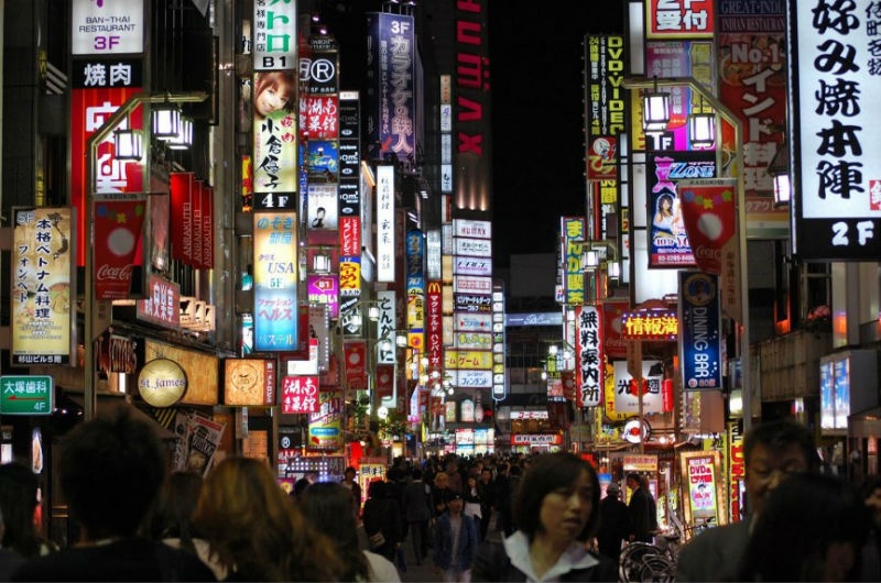 4. Kabukicho, Tokyo – Nhật Bản: Nằm ở trung tâm thương mại Shinijuku của thành phố Tokyo, Kabukicho được coi là một trong những khu phố đèn đỏ hoang dã nhất Nhật Bản. Khu vực này từng là một đầm lầy trước khi được lấp đầy vào năm 1893 và trở thành khu dân cư sinh sống vào năm 1920. 