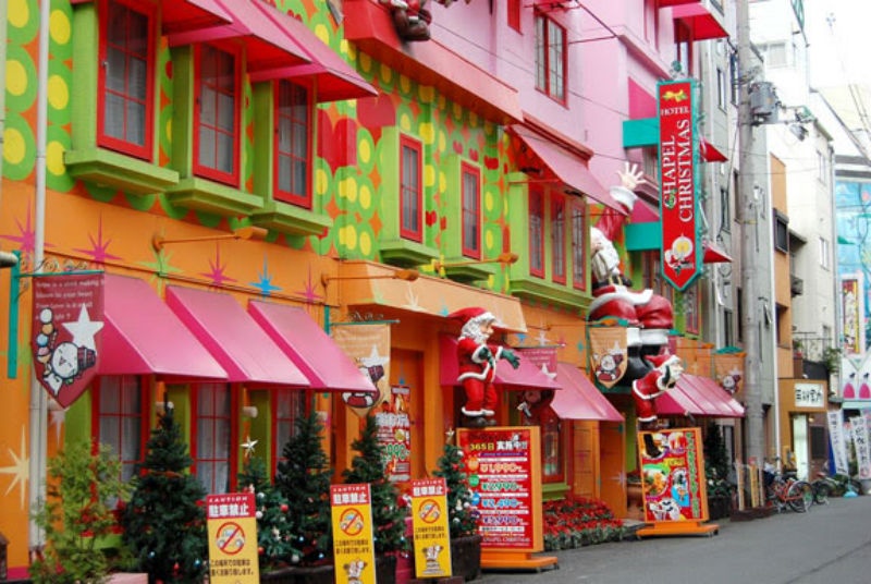 Giống như nhiều khu vui chơi giải trí khác, Kabukicho tương đối yên tĩnh vào ban ngày, chỉ đến khi mặt trời lặn, mới chuyển mình ghê gớm. Bạn sẽ được chứng kiến khung cảnh nhộn nhịp của những câu lạc bộ thoát y, hộp đêm, cửa hàng sex, khách sạn tình yêu hay phòng trà thoát y.