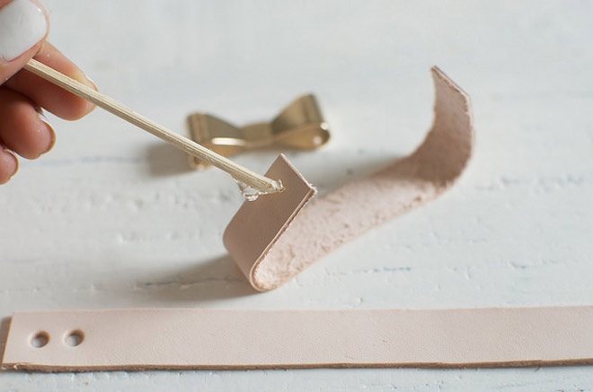 Bước 5: Dùng tăm quết keo lên 2 đầu của sợi dây da ngắn.