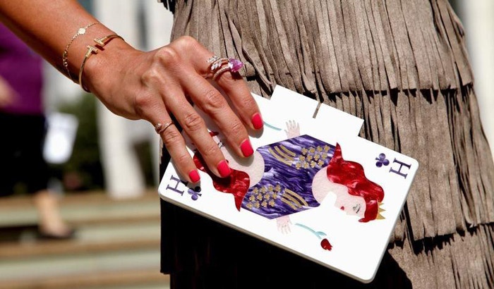 Đường phố bên lề sự kiện NYFW là dịp để đủ các loại clutch kiểu dáng khác nhau đua chân khoe sắc.