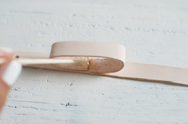 Bước 6: Gắp 2 đầu dây da lại theo hình hướng dẫn, phết thêm keo để phần dây này dính chắc vào sợi dây da bên dưới.