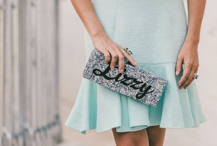 Đây cũng là phụ kiện dễ kết hợp với đủ kiểu trang phục khác nhau, như các loại clutch sang trọng, tinh tế giúp cho set đồ trang nhã thêm thanh lịch, cuốn hút.