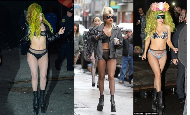 1. Lady Gaga. Vốn nổi tiếng bởi phong cách thời trang sexy đến lập dị, nên không khó hiểu vì sao những thiết kế gợi cảm nhất như bra – top, crop – top, thậm chí các kiểu nội y riêng tư nhất như áo lót, quần lót cũng được nữ ca sĩ quái chiêu này diện như trang phục thường ngày. 1 Trong bức ảnh hiếm về những ngày đầu khởi nghiệp của Lady Gaga tại 1 quán bar nhỏ cũng cho thấy rõ phong cách thời trang gợi cảm và lập dị gắn liền với các mẫu trang phục mang hơi hướng nội y.