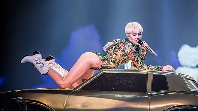 Nhung sao nu ‘lam’ mot khoe than bang noi y nong bong hinh anh