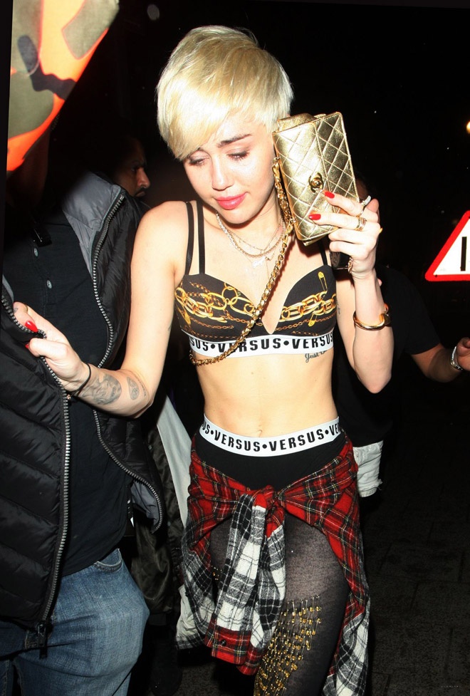 Thỉnh thoảng, Miley Cyrus cũng không ngại làm khán giả nóng mắt khi diện áo ngực, thậm chí là miếng dán ngực tung tăng trên phố hoặc tham gia các buổi tiệc đêm tưng bừng cùng bạn bè và các nhân vật nổi tiếng khác.