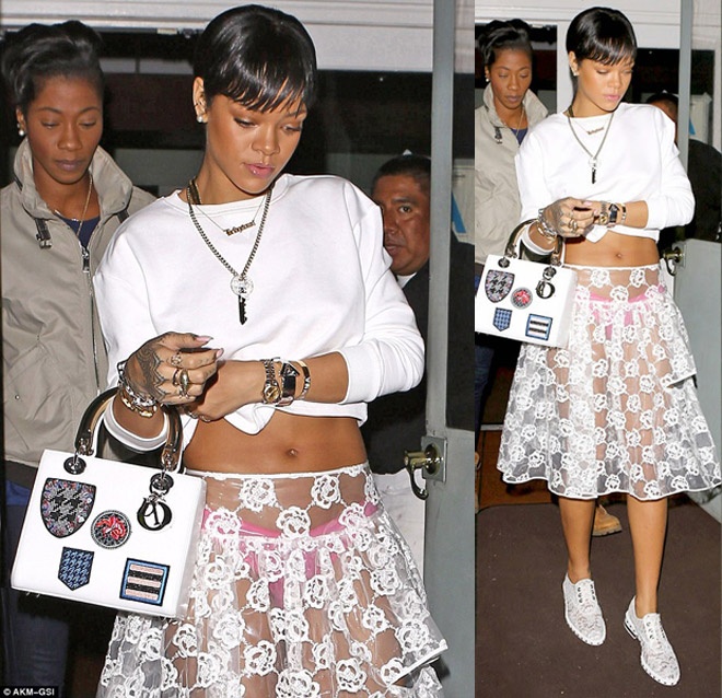 Một kiểu khoe nội y độc đáo mang thương hiệu Rihanna, kết hợp giữa crop-top và váy vải sheer xuyên thấu.