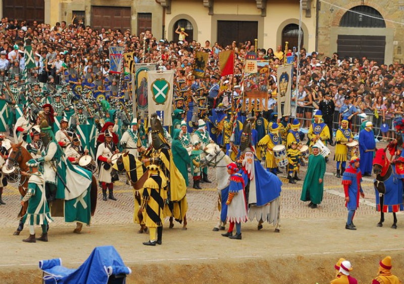 Lễ hội Giostra del Saracino, Italia: Đất nước hình chiếc ủng là quê hương của những lễ hội truyền thống đặc sắc, và trong tháng 9 bạn không thể bỏ qua lễ hội Giostra del Saracino ở Arezzo, Tuscany. Gần giống như lễ hội đua ngựa Palio, ở lễ hội Giostra del Saracino, các hiệp sĩ cưỡi trên lưng ngựa, mặc áo giáp và cầm thương chiến đấu. Nhưng thay vì chĩa giáo vào các hiệp sĩ khác, họ sẽ nhắm tới những mục tiêu bằng gỗ. Người đâm trúng và làm hình nhân đổ đầu tiên sẽ là người thắng cuộc. Một cuộc diễu hành đầy màu sắc tái hiện lại cuộc sống của thời Trung cổ chắc chắn sẽ là một kỷ niệm không thể quên cho mọi du khách khi tới đây.