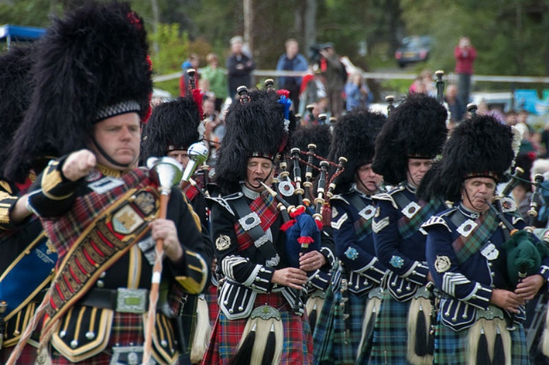 Thế vận hội cao nguyên Braemar, Scotland: Vào tháng 9, du khách sẽ có những trải nghiệm khó quên về chuyến du lịch của mình kết hợp được xem một cuộc thi thể thao và các cuộc diễu hành âm nhạc sôi động tại thế vận hội lâu đời ở Scotland: thế vận hội cao nguyên Braemar. Lễ hội này đã có từ cách đây 900 năm, từ thời vua Malcolm Cranmore. Lễ hội diễn ra ở sân cung điện Balmoral, với nhiều trò chơi thú vị được tổ chức như kéo co, chạy đua lên đồi, búa ném, nhảy xa…và nhiều tiết mục hấp dẫn khác.