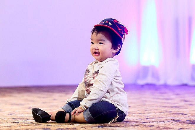 Ngoài váy đầm lộng lẫy, bé Victoria Nguyễn (tên thật của Thỏ) vẫn hay xuất hiện với các trang phục tom boy cá tính như quần jeans, giày vải, áo pull và nón lưỡi trai mạnh mẽ.