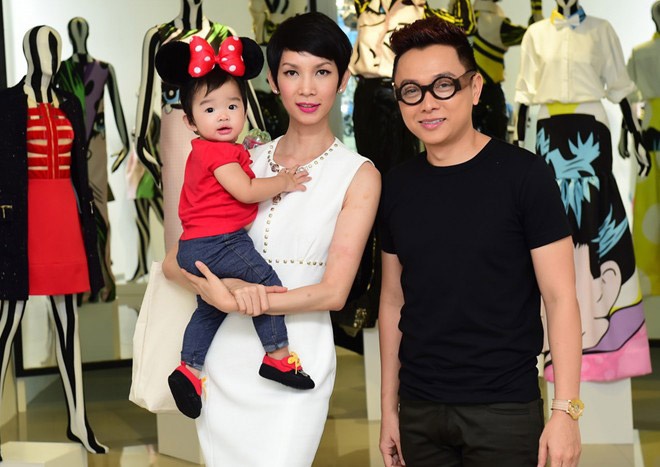 Mới đây nhất, bé Thỏ đã thu hút ống kính truyền thông khi xuất hiện cùng mẹ với trang phục năng động gồm áo pull, quần jeans, kèm 1 chiếc nơ tai chuột rất đáng yêu trong buổi ra mắt BST thu đông của NTK Công Trí.