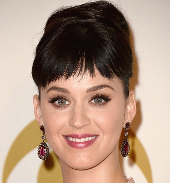 Mắt tròn Nếu bạn có đôi mắt tròn to giống như Katy Perry thì hãy bắt đầu bằng việc kẻ mắt từ góc trong mắt ra ngoài theo một đường thẳng và hất lên ở đuôi mắt như mắt mèo. Sau đó sử dụng phấn mắt với tông màu trung tính và nhẹ nhàng dặm lên vùng bầu mắt. Tiếp theo là sử dụng phấn mắt màu tối để tô đậm lên viền mắt và kết thúc đường kẻ ở đuôi mắt. Cuối cùng là dùng chổi đánh mắt để dặm lên bầu mắt từ bên ngoài vào trong để làm đều màu tất cả tông phấn vừa được tô lên bầu mắt.