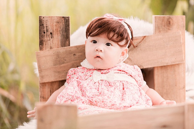 2. Bé Cherry. Thừa hưởng các nét đẹp từ bà mẹ hot girl và ông bố Lý Hải Nổi tiếng trong làng nhạc Việt, nên Cherry luôn là tâm điểm chú ý mỗi khi có dịp xuất hiện trước đám đông.