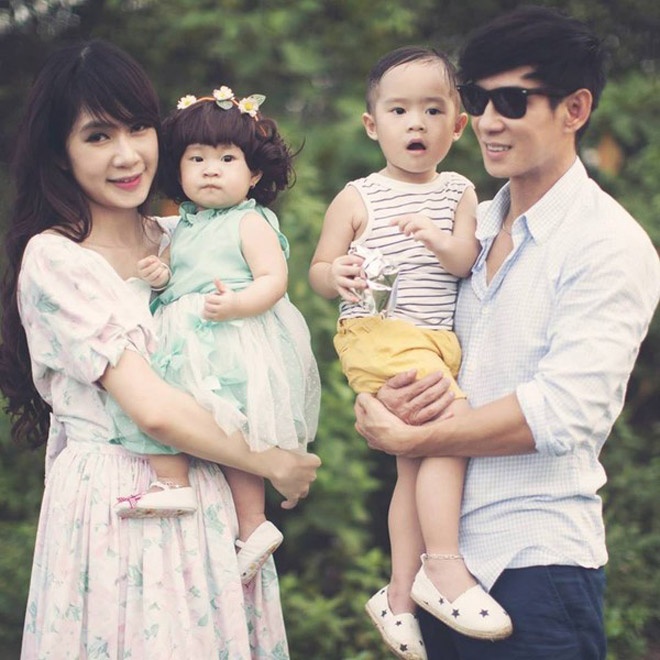 Chỉ vừa đón sinh nhật 1 tuổi vào tháng 6 này, nhưng bé Cherry cũng như anh trai Rio đã có 1 lượng fan khủng bởi khuôn mặt xinh xắn, cặp mắt to tròn, và nhất là phong cách thời trang sành điệu không thua kém bất kỳ nhóc tì đình đám nào khác của làng giải trí Việt.