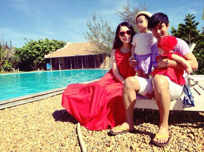 Cherry thường được mặc trang phục “đôi” với cả nhà trong những chuyến đi chơi xa, lúc thì mặc áo hay quần có màu giống với trang phục của anh Rio, khi lại cùng họa tiết, màu sắc với mẹ Minh Hà.