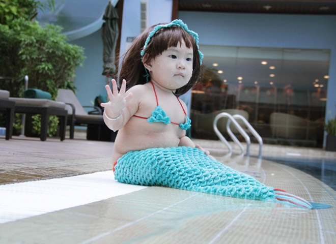 Không những vậy, cô nhóc xinh xắn này còn được bà mẹ hot girl xinh đẹp sưu tập cho đủ kiểu trang phục lạ mắt như bộ đồ nàng tiên cá …