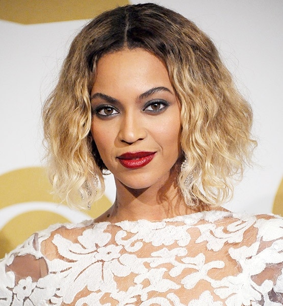 Đôi mắt hình quả hạnh nhân Không có gì ngạc nhiên khi Beyonce lại sở hữu một hình dáng mắt lý tưởng mà rất nhiều cô gái mong muốn. Vì thế, nếu mắt bạn có hình dáng quả hạnh nhân, bạn chỉ cần dùng bút kẻ mắt vẽ một đường mảnh theo đúng hình dáng của mí mắt. Sau đó tán phấn mắt vào phần mí trên để tôn lên đôi mắt to, tròn.