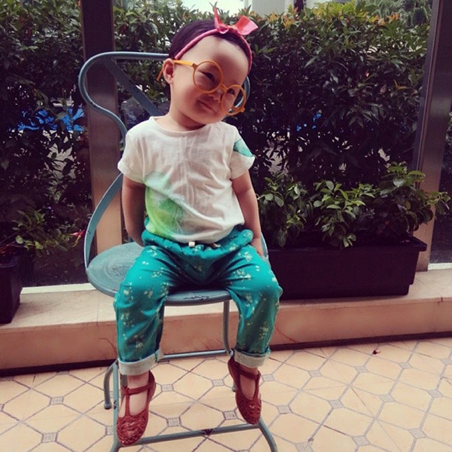 Tên thật là Nguyễn Khánh Linh, vừa đón sinh nhật 2 tuổi vào ngày 5/9 vừa rồi, bé Luna thu hút người đối diện bởi đôi mắt to đen, đôi môi nhỏ đỏ xinh và các kiểu trang phục khó “đụng hàng”.