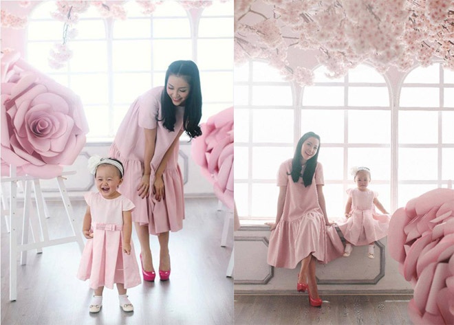 Vừa qua, kỉ niệm ngày con gái tròn 2 tuổi, “Chim công làng múa” lại tiếp tục giới thiệu với khán giả và người hâm mộ hình ảnh “ton sur ton” mới nhất của hai mẹ con.