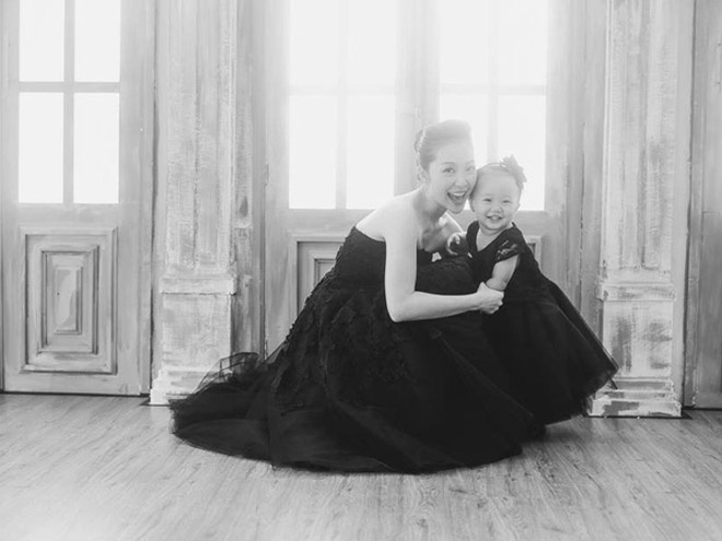 Những trang phục kiểu dáng tiểu thư, cùng màu sắc, thiết kế đã chứng tỏ phong cách bé Luna ảnh hưởng lớn từ gu thời trang tinh tế, sang trọng của bà mẹ trẻ xinh đẹp nổi tiếng làng múa Việt.