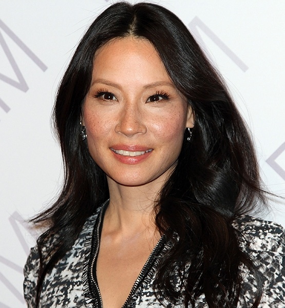 Mắt một mí Lucy Liu sở hữu đôi mắt một mí điển hình với đặc điểm mắt không có nếp gắp phía trên lông mi. Tương tự như kiểu mắt mí sụp, mục đích của bạn là trang điểm để làm đôi mắt trở nên to tròn hơn. Đầu tiên, dùng phấn nhũ sáng để tô góc trong cùng của mắt, tán hếch lên và ra đến giữa bầu mắt. Sử dụng phấn màu trung tính từ ngoài vào đến trên viền mắt tạo thành vòng tròn. Sau đó tán màu mắt tối theo hướng tương tự để xác định hình dáng mắt, nhưng không đánh quá giữa bầu mắt. Khi kẻ mắt, hãy kẻ một đường rất mỏng và dày hơn một chút ở đuôi mắt.
