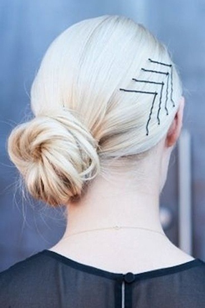 Thay vì chỉ kẹp một, hai chiếc đơn giản, bạn có thể xếp chúng theo hình mũi tên khi búi tóc lệch. 