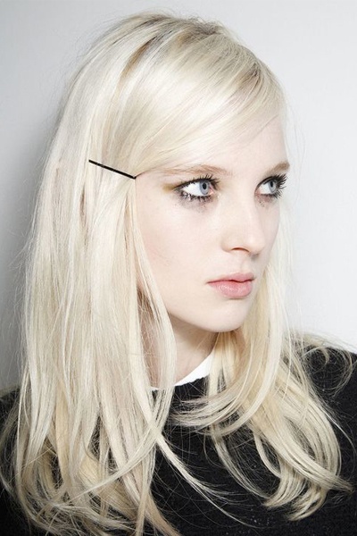 Giữ nhẹ một phần mái tóc với chiếc kẹp ghim ngay phía trên tai của bạn. Hãy để một ít tóc mái rơi nhẹ trước trán, trông bạn sẽ nữ tính hơn rất nhiều.