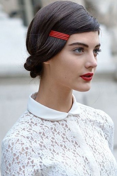 Những chiếc kẹp đầy màu sắc còn có thể kết hợp được với mọi phong cách, có thể là một bím tóc đuôi cá, một búi tóc lộn xộn, thậm chí là mái tóc lượn sóng. Hãy kết hợp chúng phù hợp với màu môi của bạn để tăng thêm sự trẻ trung, duyên dáng cho bạn.