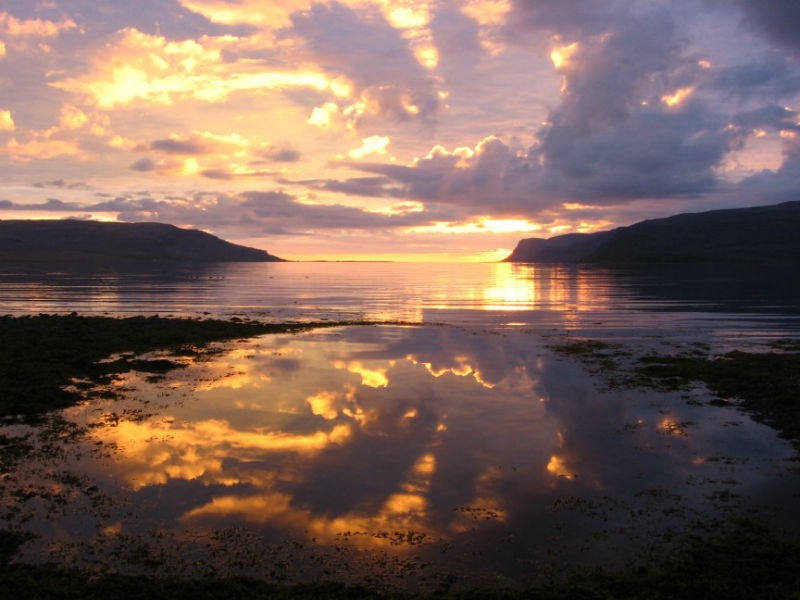 1. Reykjavik, Iceland: Iceland được biết đến là đất nước có nhiều cảnh quan đẹp mê hồn với những núi lửa, thác nước, núi, sông băng khắp cả nước. Đặc biệt hơn, Reykjavik, thành phố lớn nhất Iceland, đồng thời là trung tâm của vùng Cực bắc còn nổi tiếng với cuộc sống về đêm với các quán bar, câu lạc bộ,…được mở cửa tới sáng. Các lễ hội truyền thống và âm nhạc mừng ngày hạ chí được tổ chức với hơn 150 hoạt động âm nhạc trong thời gian 72 giờ mặt trời chiếu sáng liên tục.