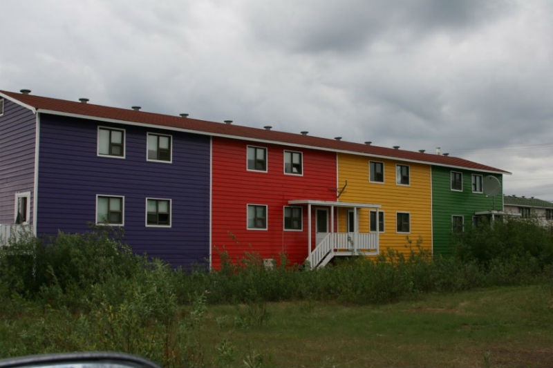 3. Inuvik, Canada: Nằm ở vị trí hai độ trên vòng Bắc cực, thành phố phía bắc Canada này có 56 ngày liên tiếp vào mùa hè được mặt trời chiếu sáng vào ban đêm. Inuvik được biết đến với những ngôi nhà đầy màu sắc sặc sỡ để làm nổi bật không gian trong suốt những tháng mùa đông dài tăm tối. Vào mùa hè, những ngôi nhà cầu vồng này lại càng trở nên siêu thực dưới ánh mặt trời ban đêm. Tháng 6 hàng năm, vào ngày thứ bảy gần nhất với ngày hạ chí, một cuộc chạy đua có tên A Midnight Sun Fun Run do Inuvik tổ chức là cuộc thi duy nhất ở phía bắc diễn ra vào lúc nửa đêm. Lễ hội mùa hè còn tiếp tục trong 10 ngày vào tháng bảy khi những nghệ sĩ khiếm thị đến Inuvik tham gia vào Liên hoan nghệ thuật khu vực phía bắc.