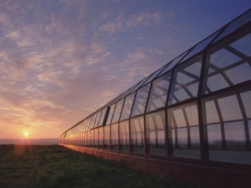 6. Rovaniemi, Phần Lan: Nằm ở phía nam cực Bắc, ngôi làng Lapland, Rovaniemi được coi là quê hương của ông già tuyết. Trong thực tế thì có một ngôi làng mang tên ông ở tại đây và thu hút hàng nghìn du khách khắp nơi đổ về Lapland mỗi năm. Hơn thế nữa, Rovaniemi cũng nổi tiếng thế giới với hiện tượng cực quang diễn ra hàng năm. Chính quyền Rovaniemi tổ chức rất nhiều cuộc đua, lễ hội thú vị như The Midnight Sun Rafting Euro Cup vào ngày 14 và 15/6, the Nightless Night Festival vào ngày 24/6. Hiện tượng Aurora Borealis này sẽ kết thúc vào ngày 7/7. 