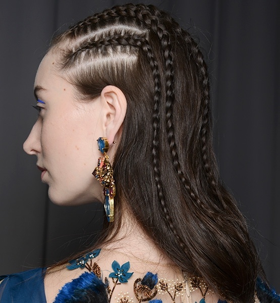 Bạn cũng có thể tết cornrow với toàn bộ mái tóc của bạn, nhưng biến tấu một chút với kiểu đuôi ngựa thấp ở phía sau để mang lại vẻ nữ tính cho bạn.