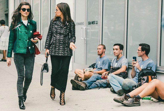 Đường phố NYFW xuân hè 2015 hân hoan chào đón những kiểu giày mùa xuân mới và nóng nhất: giày mắt lưới độc đáo và giày dây buộc duyên dáng đầy nữ tính.