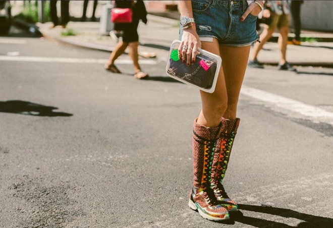 Một đôi giày khác biệt mang đến sự tươi mới cho những set đồ street style được mix, match theo kiểu đơn giản.