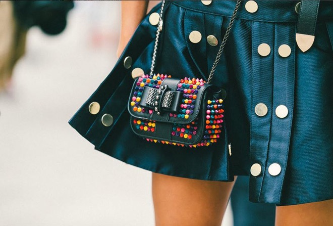 Năm nay, bên lề NYFW chứng kiến sự lên ngôi của đủ kiểu túi xách bắt mắt về cả kiểu dáng lẫn màu sắc.