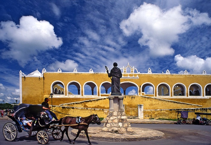 Ngoài ra, Izamal còn sở hữu các di chỉ khảo cổ học quan trọng của nền văn minh Maya tiền Columbia. Đây là nền văn minh cổ đặc sắc được xây dựng bởi người Maya, một bộ tộc thổ dân châu Mỹ đã từng sinh sống ở Yucatán, Guatemala và Honduras cách đây 2.000 năm.
