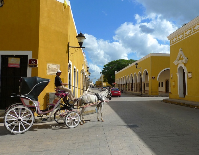 Không chỉ lôi cuốn bởi sắc vàng quyến rũ của hầu hết các công trình kiến trúc, 