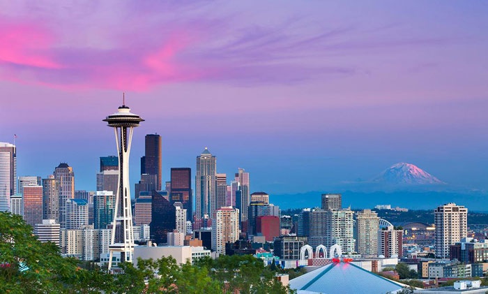Thành phố Seattle, Mỹ. Còn được gọi với tên “Thành phố ngọc bích”, Seattle là thành phố thuộc tiểu bang Washington, nằm ở phía trên của bờ Tây nước Mỹ. Toàn thành phố được bao bọc bởi những rừng cây và không gian xanh. Seattle còn được biết đến như một trong những thành phố đi đầu trong các phong trào ngăn chặn tình trạng biến đổi khí hậu ở Mỹ.