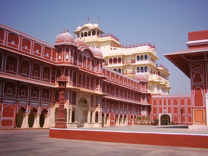 Thành phố Jaipur, Ấn Độ. Là thủ phủ của bang Rajasthan thuộc miền Bắc Ấn Độ, thành phố có biệt danh đáng yêu là “Thành phố hồng” kể từ năm 1876, khi các công trình trong thành phố đều được sơn màu hồng để kỷ niệm chuyến viếng thăm của Hoàng tử xứ Wales.