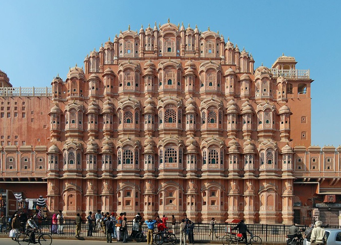 aipur có nhiều di sản, đền đài và cửa hàng thủ công mỹ nghệ, trong đó Palace of the Winds (Cung điện của gió) là một công trình độc nhất vô nhị với nhiều cửa sổ được chạm trổ tinh tế đến từng chi tiết, được xây bằng đá sa huỳnh đỏ và hồng.