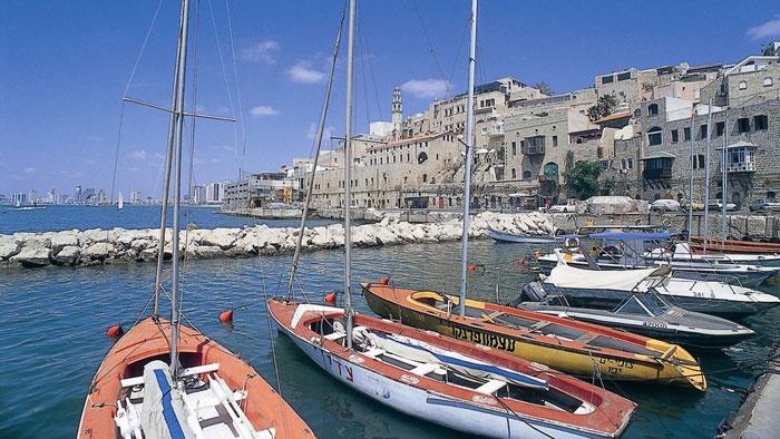 Có lịch sử 4.000 năm, thành phố Tel Aviv (hay còn gọi là Yafo) vốn là hải cảng ở vùng Địa Trung Hải, do vậy từ lâu thành phố đã giữ một vị trí quan trọng trong cả hoạt động văn hóa lẫn kinh tế của Israel.